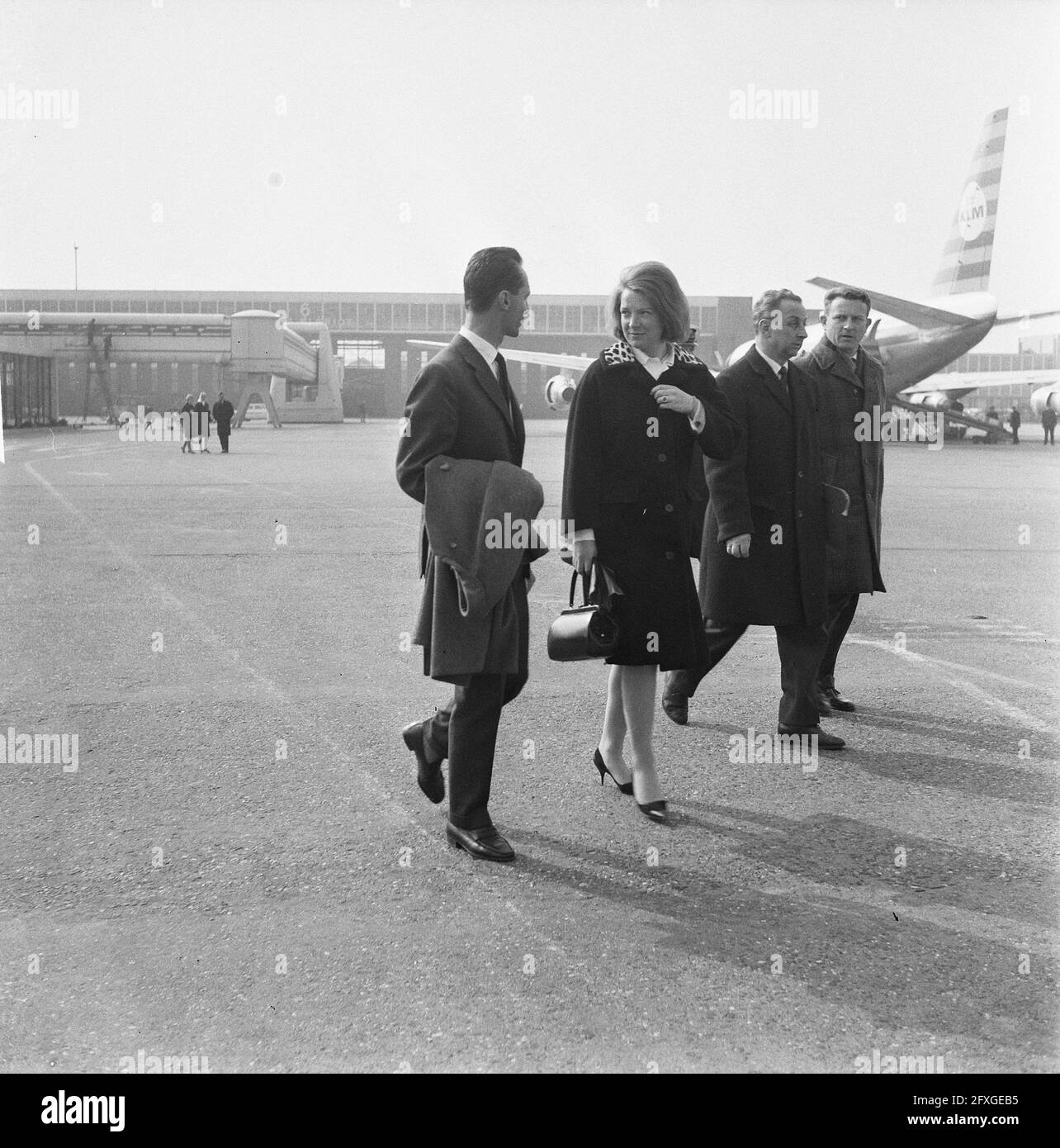 Abreise von Don Carlos. Nach einem kurzen Aufenthalt in den Niederlanden reiste die Verlobte von Prinzessin Irene am Dienstagnachmittag von Schiphol nach Paris, 10. März 1964, Königshaus, Abfahrten, Flughäfen, Niederlande, Foto der Presseagentur des 20. Jahrhunderts, zu erinnerende Nachrichten, Dokumentarfilm, historische Fotografie 1945-1990, visuelle Geschichten, Menschliche Geschichte des zwanzigsten Jahrhunderts, Momente in der Zeit festzuhalten Stockfoto