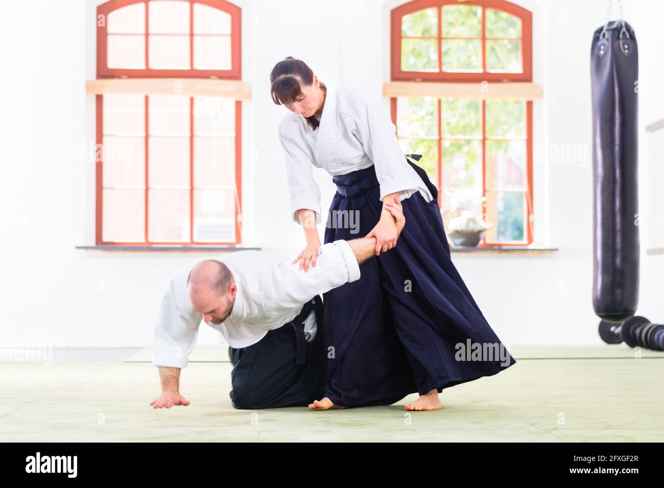 Mann und Frau kämpfen an der Aikido-Training in der Kampfkunst-Schule Stockfoto