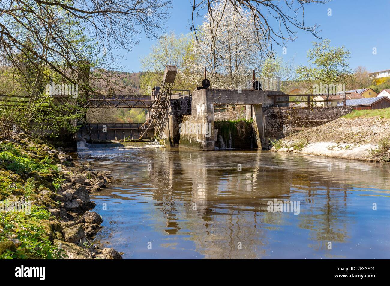 Altes Wehr am Altmühl bei Solnhofen, Bayern, Deutschland Stockfoto