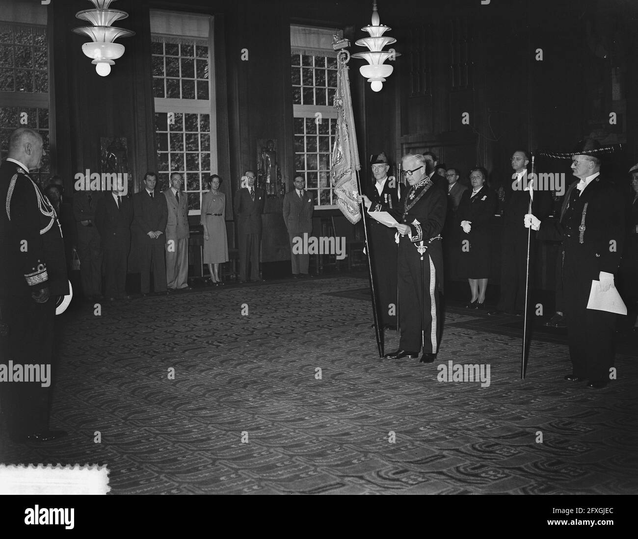 Vizeadmiral Rost van Tonningen überreicht dem Bürgermeister d'Ailly im ratshaus des Amsterdamer Rathauses im Namen der Königin das Banner des 7. Infanterie-Regiments, 12. September 1953, Angebote, Bürgermeister, Armee, Militär, Offiziere, Banner, Niederlande, Foto der Presseagentur des 20. Jahrhunderts, zu erinnerende Nachrichten, Dokumentation, historische Fotografie 1945-1990, visuelle Geschichten, Menschliche Geschichte des zwanzigsten Jahrhunderts, Momente in der Zeit festzuhalten Stockfoto