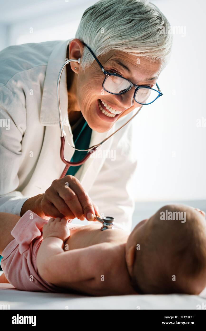 Pädiatrie Arzt untersucht kleines Baby. Gesundheitswesen, medizinische Untersuchung, Menschen Konzept Stockfoto