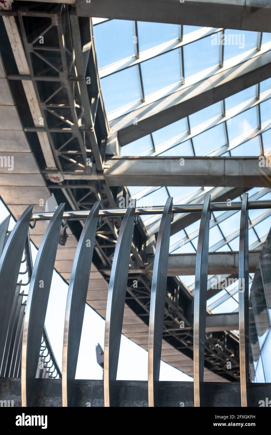 Balkonbalustrade unter Glasdach im Bürogebäude Stockfoto