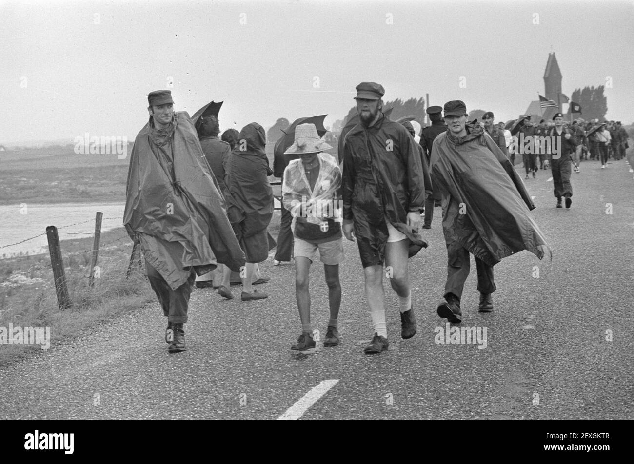 Nijmegen Marches (1. Tag); Teilnehmer im Regen, 16. Juli 1974, REGEN, VIERDAAGSE, Niederlande, 20. Jahrhundert Presseagentur Foto, Nachrichten zu erinnern, Dokumentarfilm, historische Fotografie 1945-1990, visuelle Geschichten, Menschliche Geschichte des zwanzigsten Jahrhunderts, Momente in der Zeit festzuhalten Stockfoto