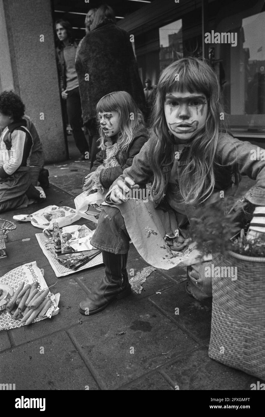 Feier des Königinnentages in Amsterdam; Kinder mit gemalten Gesichtern, 30. April 1974, KONINGINNEDAG, Kinder, Niederlande, Presseagentur des 20. Jahrhunderts, Foto, Nachrichten zum erinnern, Dokumentarfilm, historische Fotografie 1945-1990, visuelle Geschichten, Menschliche Geschichte des zwanzigsten Jahrhunderts, Momente in der Zeit festzuhalten Stockfoto