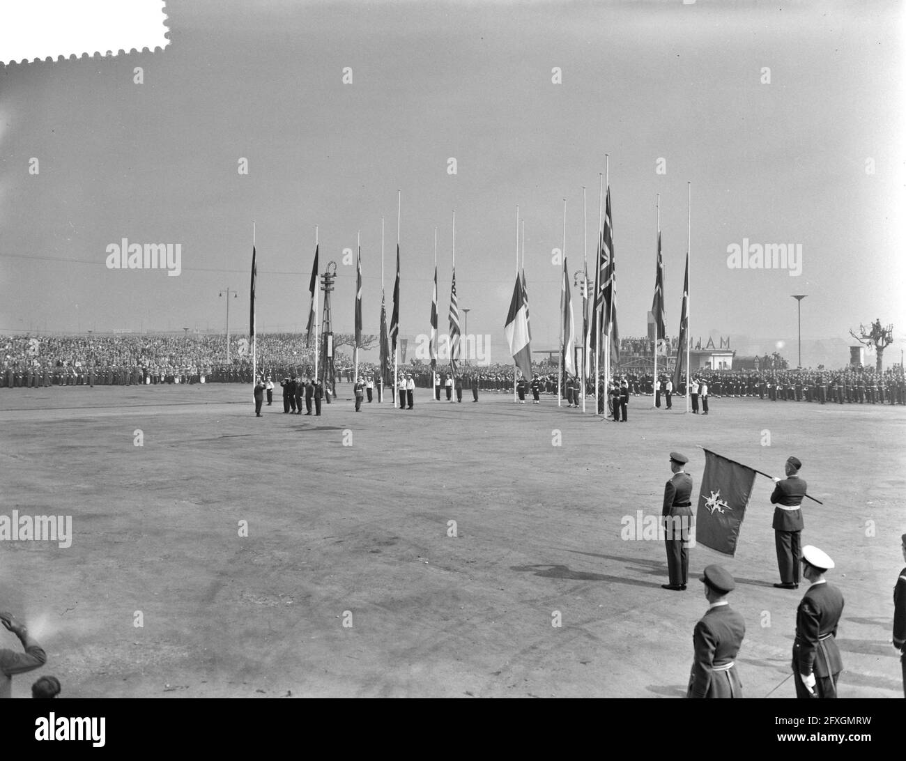 Feier des 10. Jahrestages der NATO in Mainz mit Militärparade, Inspektion nach der Flaggenparade do Generalleutnant Morstad, 4. April 1959, Feiern, Inspektion, Paraden, Niederlande, Foto der Presseagentur des 20. Jahrhunderts, Nachrichten zu erinnern, Dokumentarfilm, historische Fotografie 1945-1990, visuelle Geschichten, Menschliche Geschichte des zwanzigsten Jahrhunderts, Momente in der Zeit festzuhalten Stockfoto