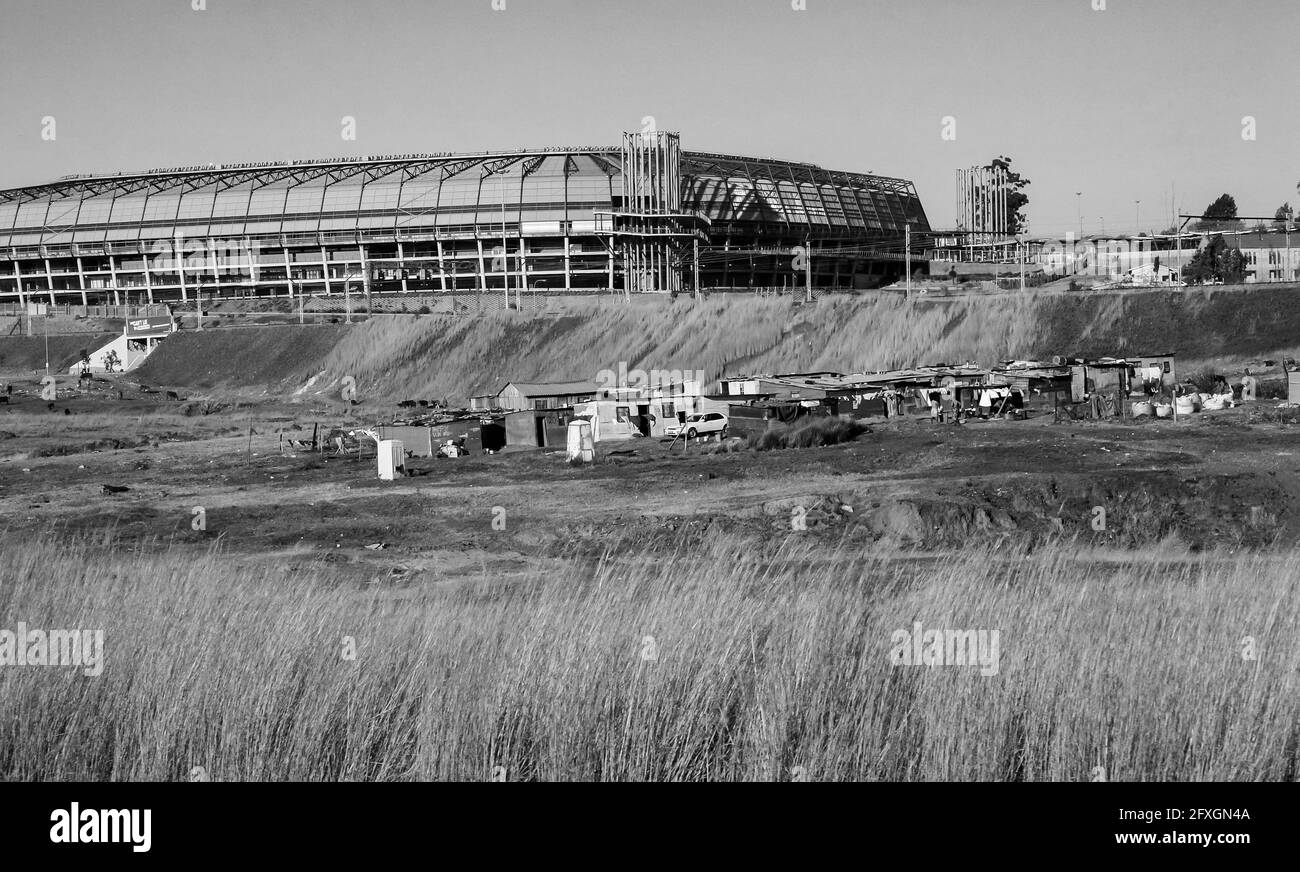 JOHANNESBURG, SÜDAFRIKA - 05. Januar 2021: Johannesburg, Südafrika, 11. September 2011, Informelles Zinnhaus vor dem Orlando Stadium in S Stockfoto