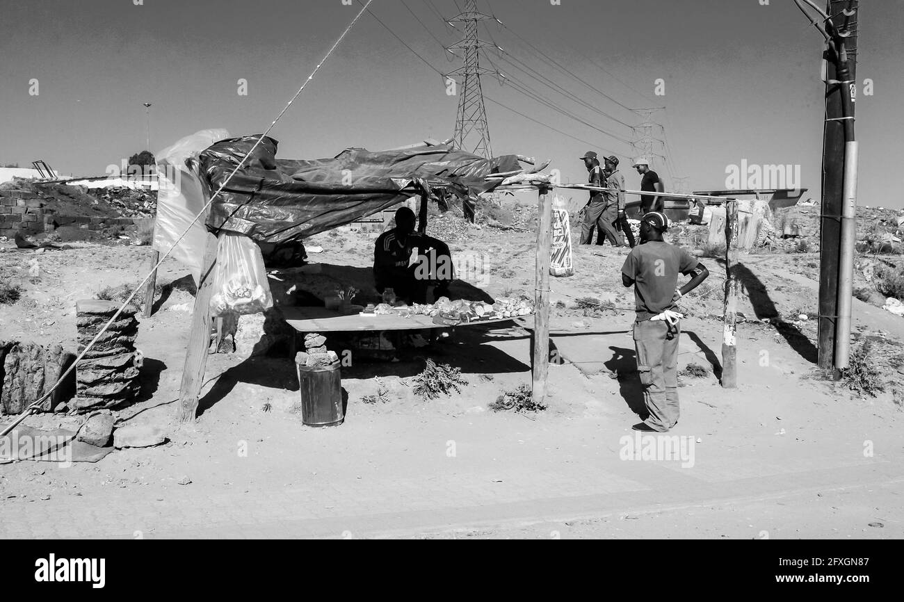 JOHANNESBURG, SÜDAFRIKA - 05. Januar 2021: Johannesburg, Südafrika, 11. September 2011, Kleiner informeller Händler, der Artikel auf der Straße in der Stadt Sowe verkauft Stockfoto