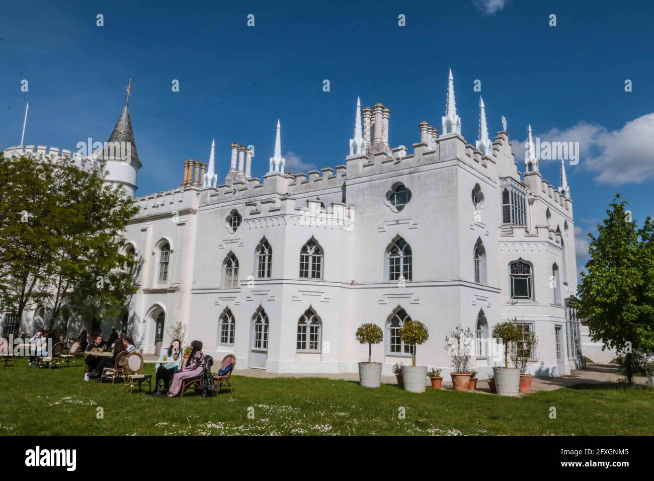 London. Richmond upon Thames 27. Mai 2021 pünktlich zu diesem Feiertag ist das Strawberry Hill House für die Öffentlichkeit zugänglich, der Garten ist frei zu besichtigen und von Sonntag bis Donnerstag von 10:00 Uhr bis 16:00 Uhr geöffnet. Ein wunderbarer Ort für Familien, Picknicks, Lernen und Entspannen. Paul Quezada-Neiman/Alamy Live News Stockfoto