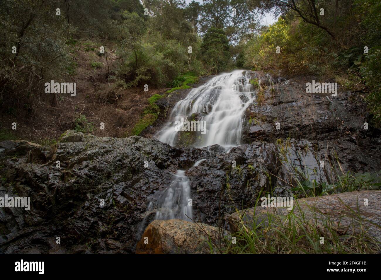 Ein Wasserfall in einem Berg in der Paarl-Region am Westkap, Südafrika.Wasser ist eine knappe Ressource in der Region. Stockfoto