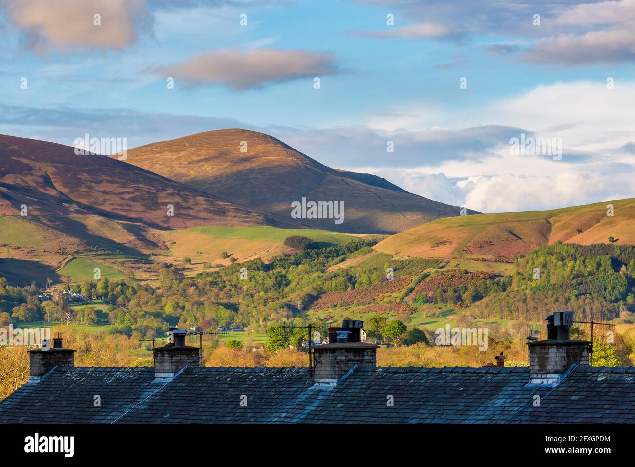 Über die Dächer der Häuser des Braithwaite Village in Richtung ‘Little man’ in der Nähe von Skiddaw, Lake District, England Stockfoto