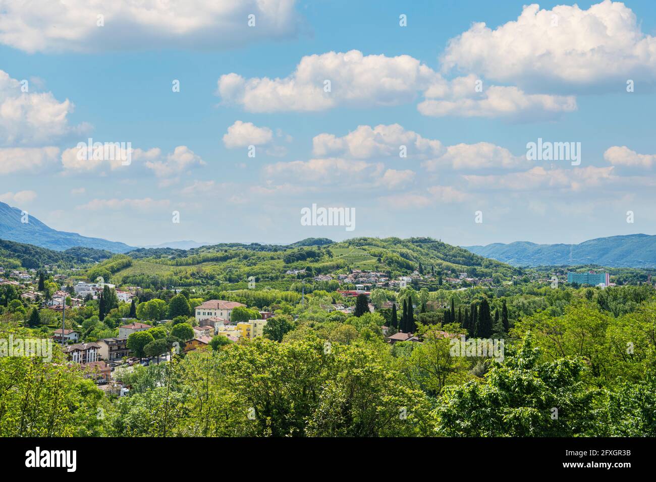 Gorizia, Italien. 21. Mai 2021. Panoramablick auf die Städte Nova Gorica und Gorizia an der Grenze zwischen Italien und Slowenien Stockfoto