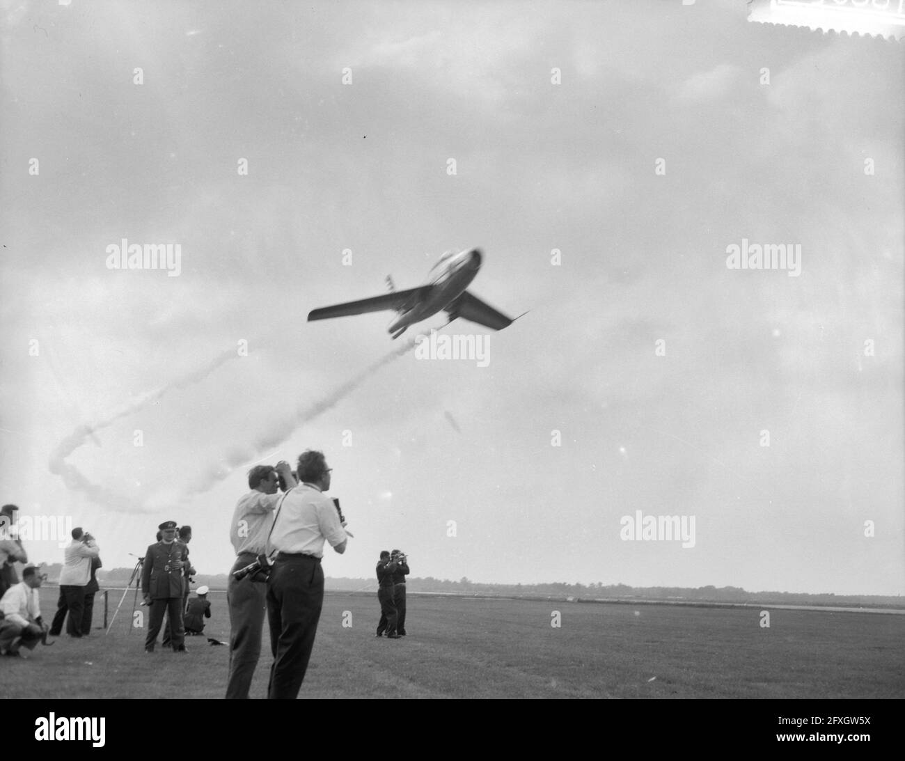Flugparty in Soesterberg anlässlich des 45. Jahrestages der Königlichen Niederländischen Luftwaffe, Vorflug der verschiedenen Flugzeuge, 5. Juli 1958, FLUGZEUG, Flugpartys, Niederlande, Presseagentur des 20. Jahrhunderts, Foto, Nachrichten zum erinnern, Dokumentarfilm, historische Fotografie 1945-1990, visuelle Geschichten, Menschliche Geschichte des zwanzigsten Jahrhunderts, Momente in der Zeit festzuhalten Stockfoto