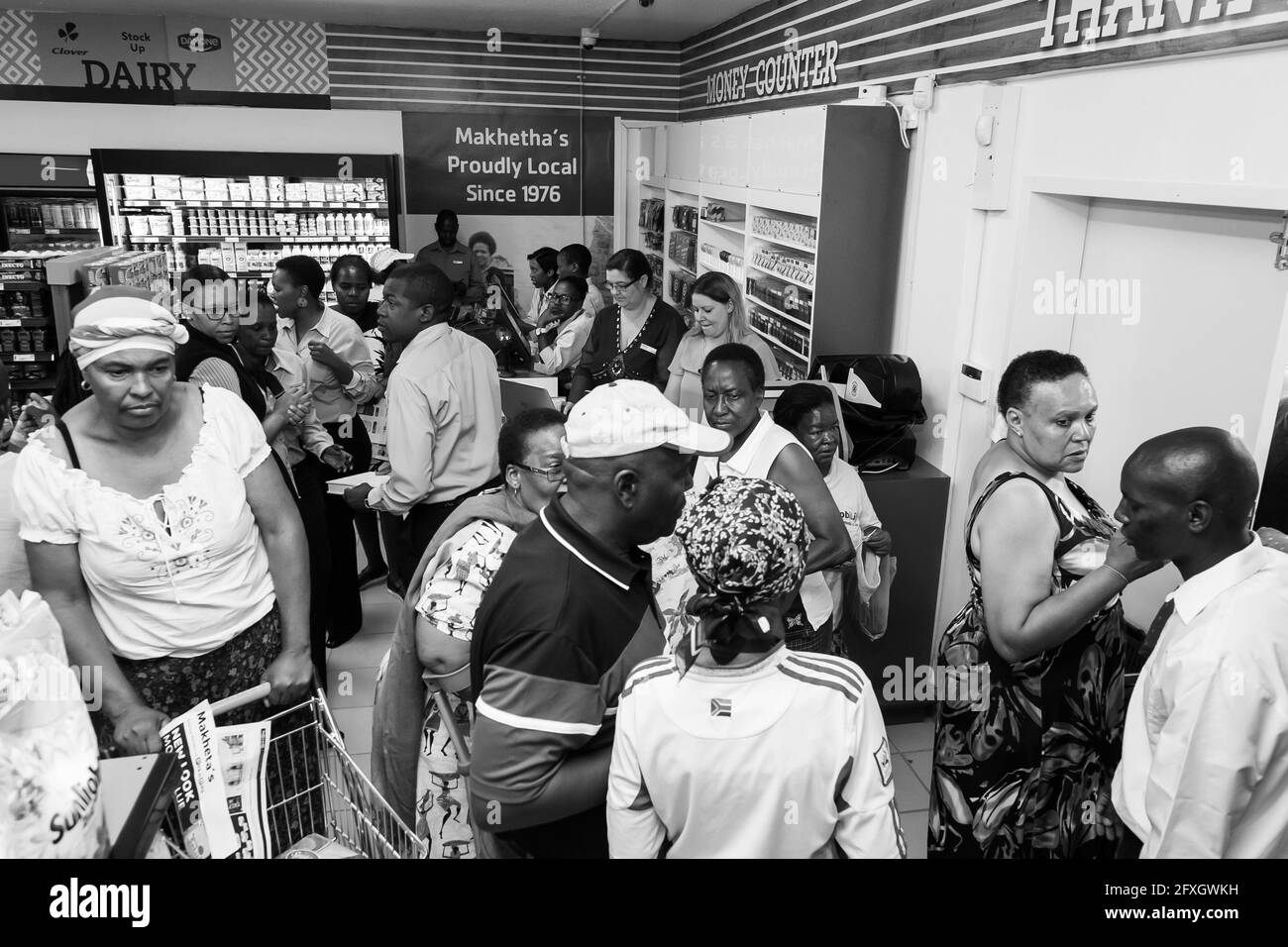 JOHANNESBURG, SÜDAFRIKA - 06. Jan 2021: Soweto, Südafrika - 1. Dezember 2016: Afrikanische Kunden kaufen im lokalen Pick n Pay Supermarkt ein Stockfoto