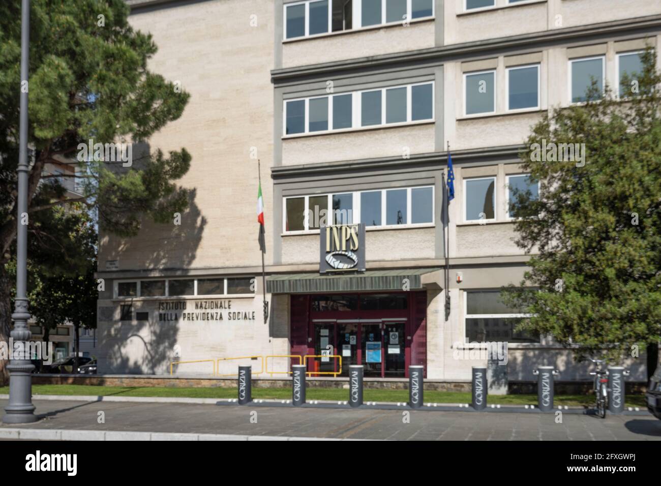 Gorizia, Italien. 21.Mai 2021. Außenansicht des Gebäudes, in dem sich das Nationale Institut für soziale Sicherheit befindet Stockfoto