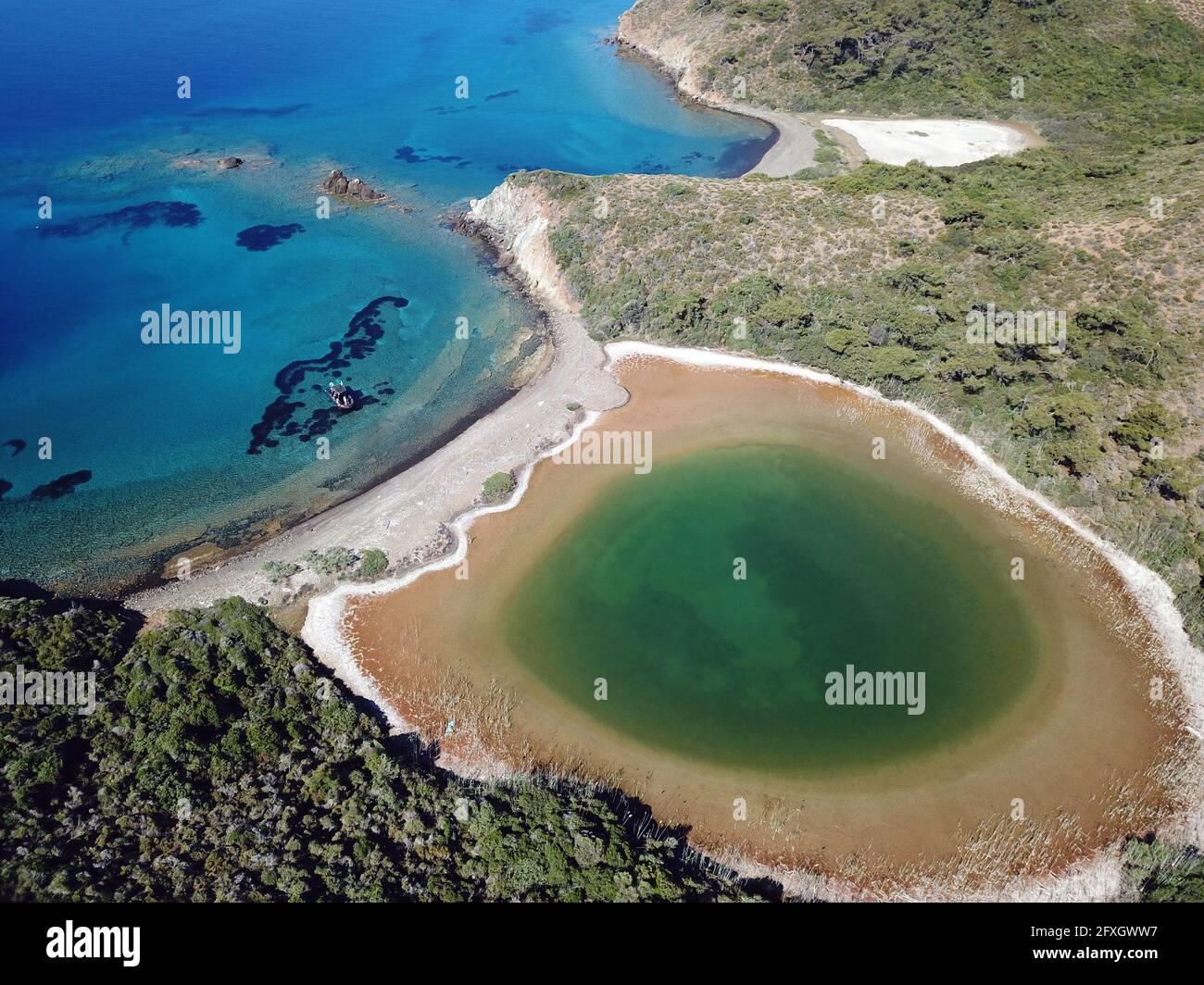 Luftaufnahme der Süßwasserlagune an der Küste im Gökova Bay Special Environment Protection Area. Stockfoto