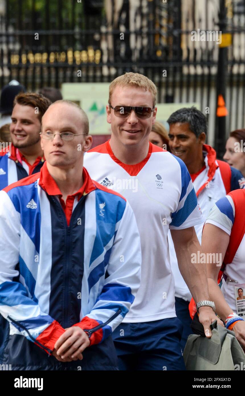 Der Radfahrer Chris Hoy und das Team GB Olympians and Paralympians verlassen den Buckingham Palace nach der Siegesparade. Olympische Spiele 2012 In London. Stockfoto