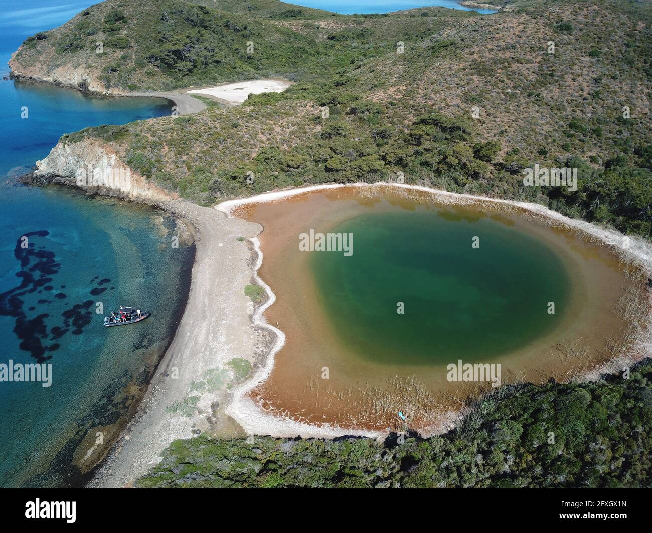 Luftaufnahme der Süßwasserlagune an der Küste im Gökova Bay Special Environment Protection Area. Stockfoto