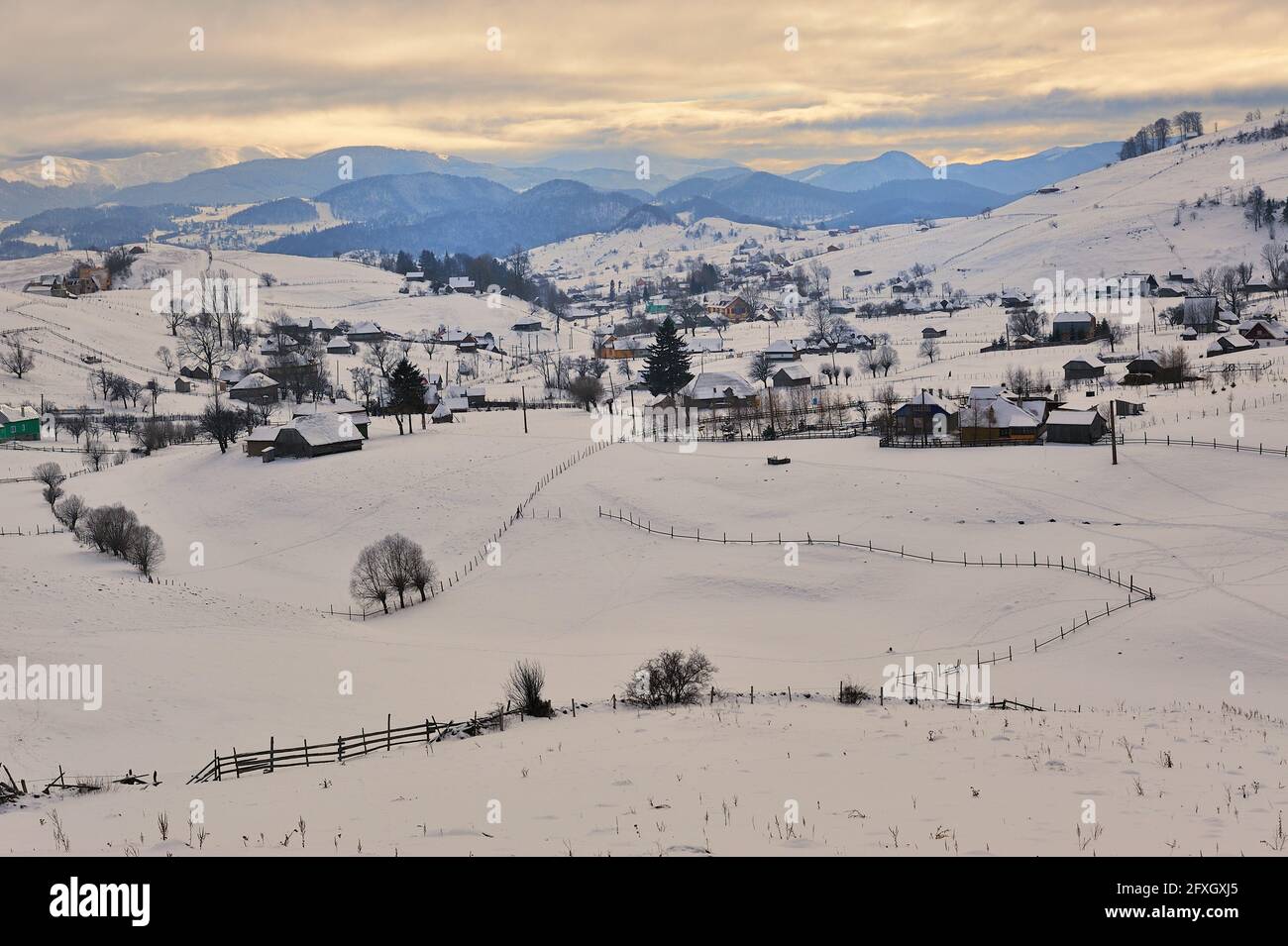 Winteruntergang im Dorf Sirnea, Brașov Rumänien Stockfoto
