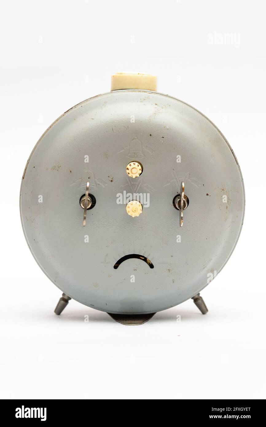 Trauriger Wecker auf weißem Hintergrund Stockfoto