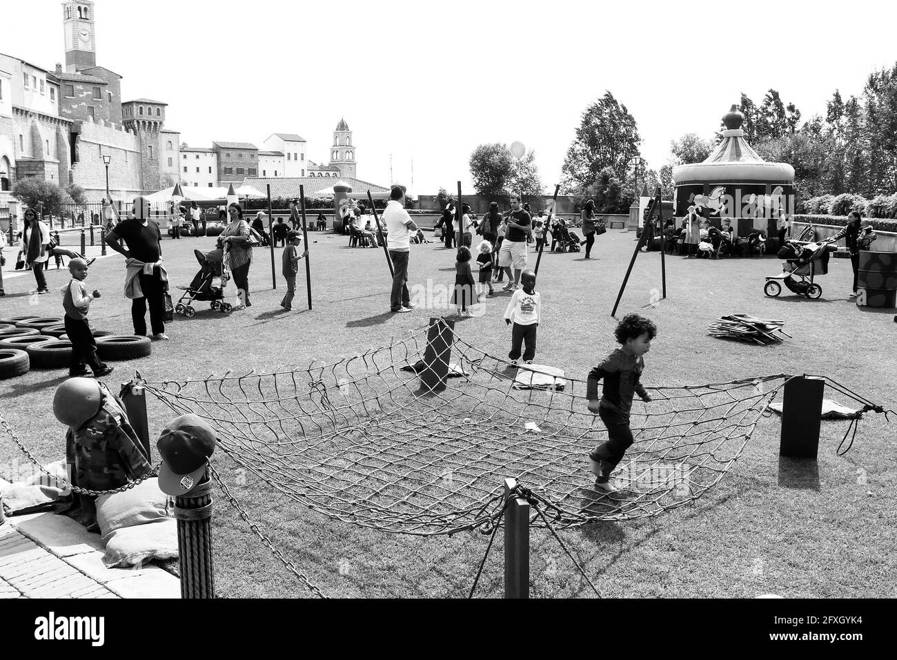 JOHANNESBURG, SÜDAFRIKA - 05. Jan 2021: Johannesburg, Südafrika - 22. September 2012: Kinder, die Spaß im militärischen Stil Boot Camp aus Outdoor Fu Stockfoto