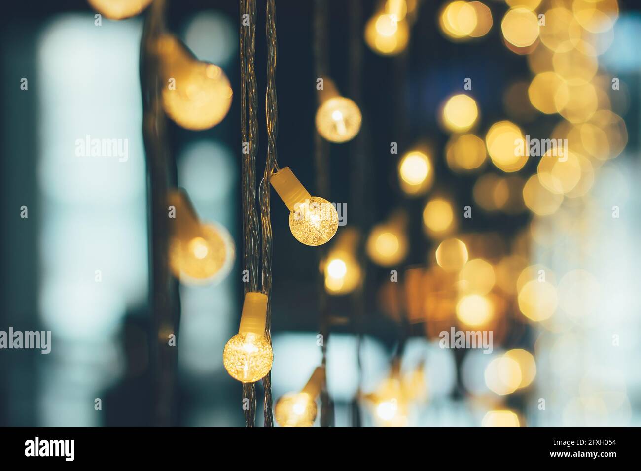 Abstrakt verschwommen von blauen und silbernen glitzernden Glühbirnen Lichter Hintergrund. Weihnachten Tapete Dekorationen Konzept. Weihnachtsfeiertage im Hintergrund Stockfoto
