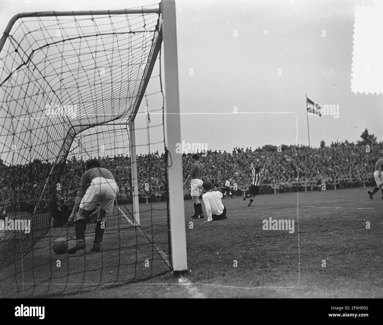 Fußball Liga Eindhoven gegen PSV, 5. Juni 1954, Sport, Fußball, Niederlande, Presseagentur des 20. Jahrhunderts, Foto, Nachrichten zum erinnern, Dokumentarfilm, historische Fotografie 1945-1990, visuelle Geschichten, Menschliche Geschichte des zwanzigsten Jahrhunderts, Momente in der Zeit festzuhalten Stockfoto