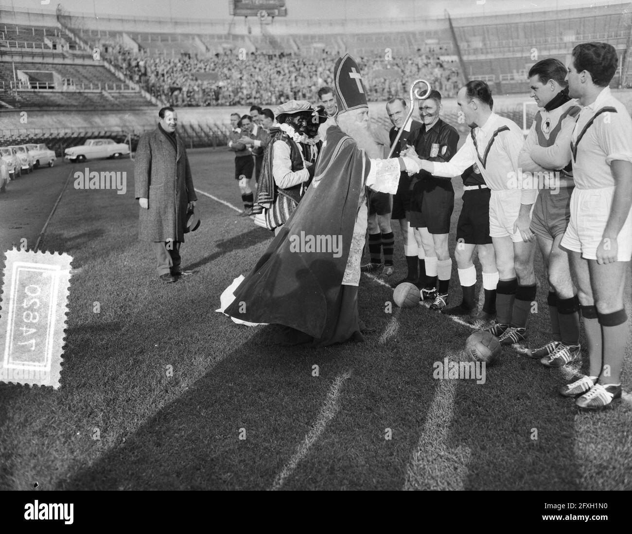Soccer Amsterdam gegen EBOH, Sinterklaas auf dem Feld, 4. Dezember 1955, Sport, Fußball, Niederlande, Presseagentur des 20. Jahrhunderts, Foto, Nachrichten zum erinnern, Dokumentarfilm, historische Fotografie 1945-1990, visuelle Geschichten, Menschliche Geschichte des zwanzigsten Jahrhunderts, Momente in der Zeit festzuhalten Stockfoto
