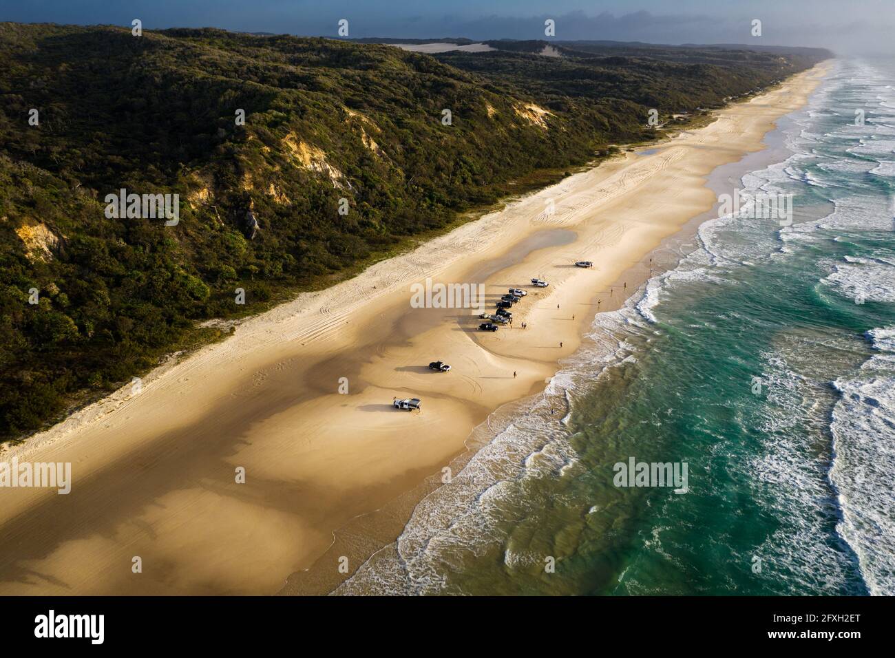 Luftaufnahme von Autos und Fischern am Seventy Five Mile Beach von Fraser Island. Stockfoto