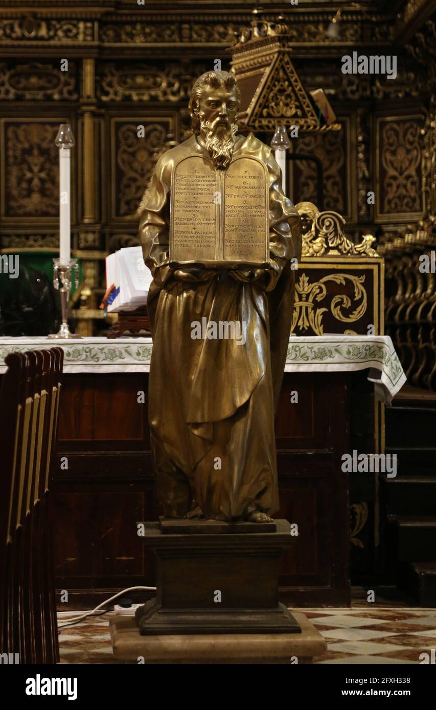 Valletta. Malta. St John's Co-Cathedral. Die Bronzestatue von Moses mit den Gesetzestafeln im Presbyterium. Stockfoto