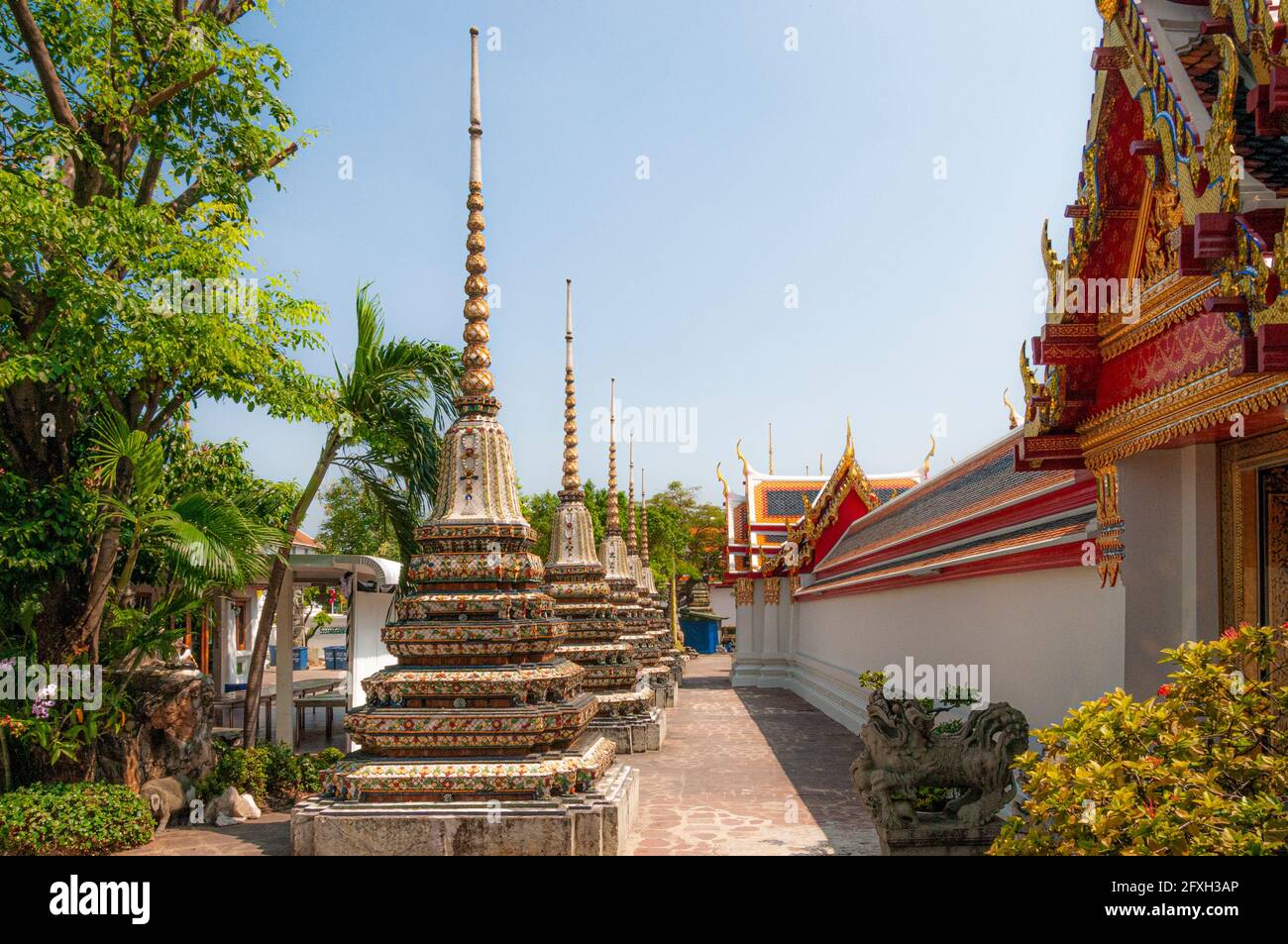 Verzierte Zacken im Tempel Wat Pho in Bangkok in Thailand in Südostasien. Stockfoto