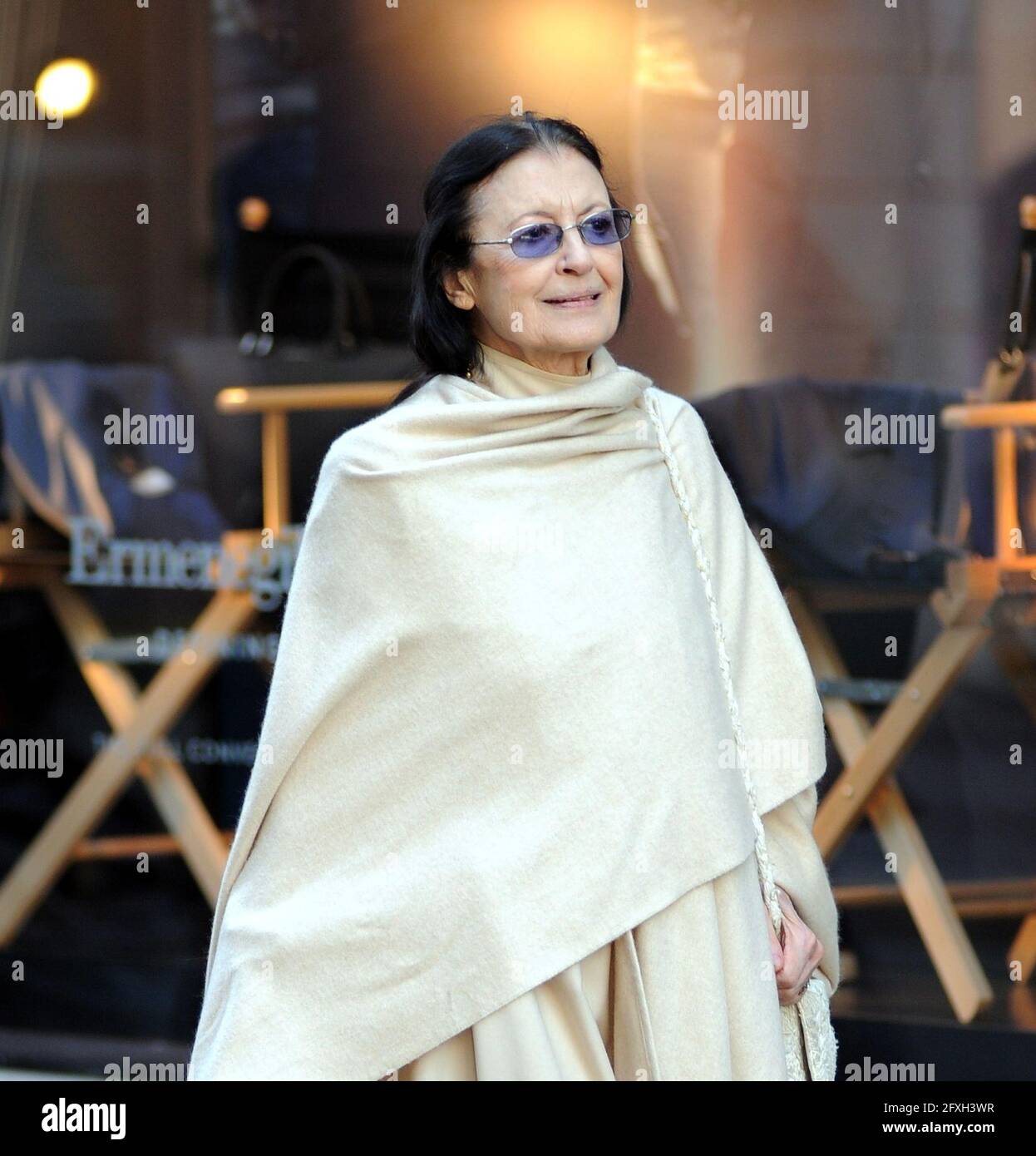 Mailand, Carla Fracci in totaler Weiß zu Fuß in der Mitte ehemalige Prima Ballerina an der Scala Carla Fracci, zu Fuß ganz allein durch die Straßen der Innenstadt. Hier ist sie mit ihrem Look 'total white' in der Via Montenapoleone und schaut sich von Zeit zu Zeit zwischen den Schaufenstern um. Ein Mann erkennt es und bittet um ein "Selfie", Carla Fracci lächelt und verweigert sich und bestreitet, weiter nach Hause zu gehen. Stockfoto