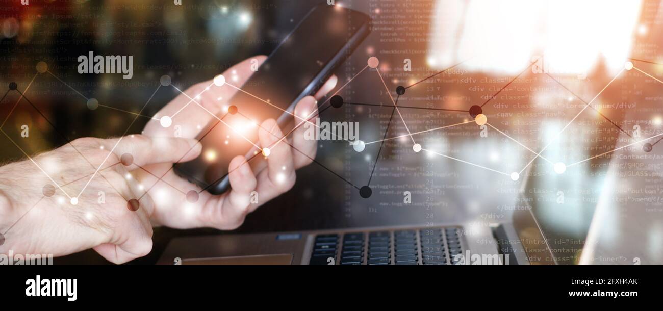 Smartphone in den Händen und ein Laptop. internet-Technologie-Konzept Business Front-End-Entwicklung Banner. Mixed Media Stockfoto