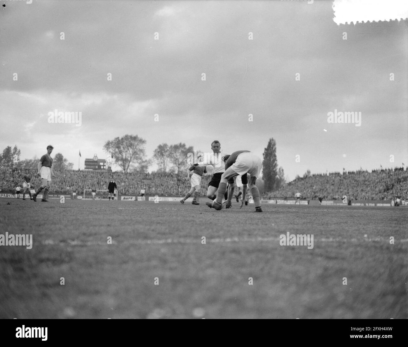 Fußball schluckt Mannschaft gegen Leeds United . Aus Wood, Van Wissen, 10. Mai 1957, Sport, Fußball, Niederlande, Presseagentur des 20. Jahrhunderts, Foto, Nachrichten zum erinnern, Dokumentarfilm, historische Fotografie 1945-1990, visuelle Geschichten, Menschliche Geschichte des zwanzigsten Jahrhunderts, Momente in der Zeit festzuhalten Stockfoto