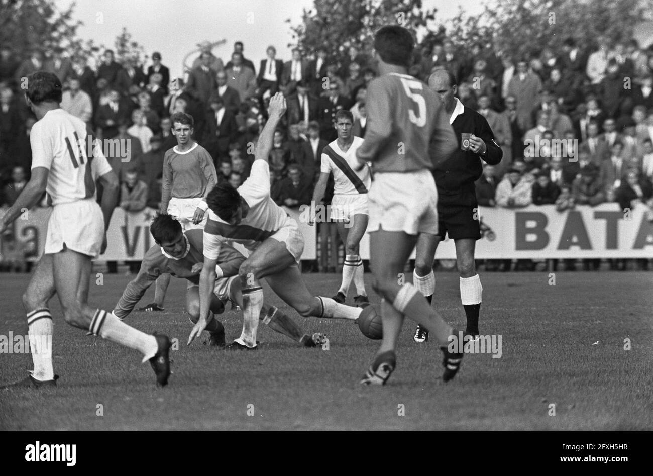 Volendam gegen ADO 0-0. Auf dem Boden Jonk mit Maarssen, hinter ihm Villerius auf Jan Jonks Rücken, 1. Oktober 1967, Sport, Fußball, Niederlande, Presseagentur des 20. Jahrhunderts, Foto, Nachrichten zum erinnern, Dokumentarfilm, historische Fotografie 1945-1990, visuelle Geschichten, Menschliche Geschichte des zwanzigsten Jahrhunderts, Momente in der Zeit festzuhalten Stockfoto