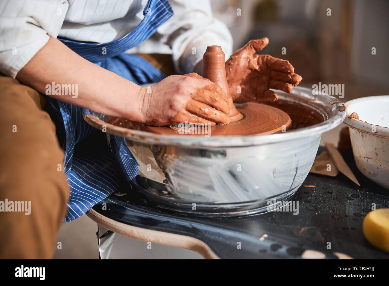 Nahaufnahme eines professionellen Meisters, der Ton formt Stockfoto