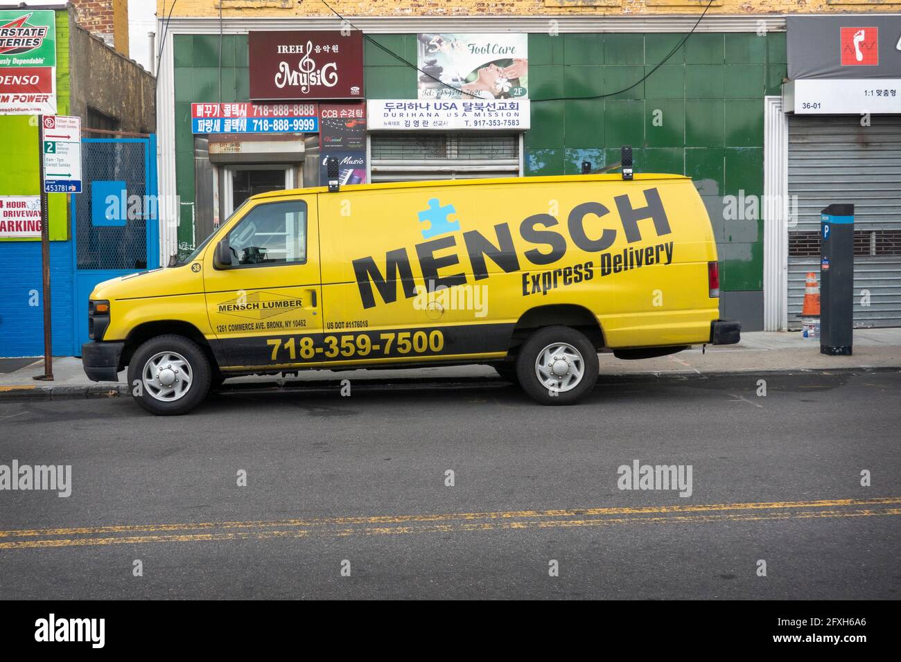Ein Lieferwagen von Mensch Lumber in der Bronx.Mensch ist ein jiddisches Wort für einen anständigen Menschen von Integrität. Geparkt in Flushing, Queens, New York. Stockfoto