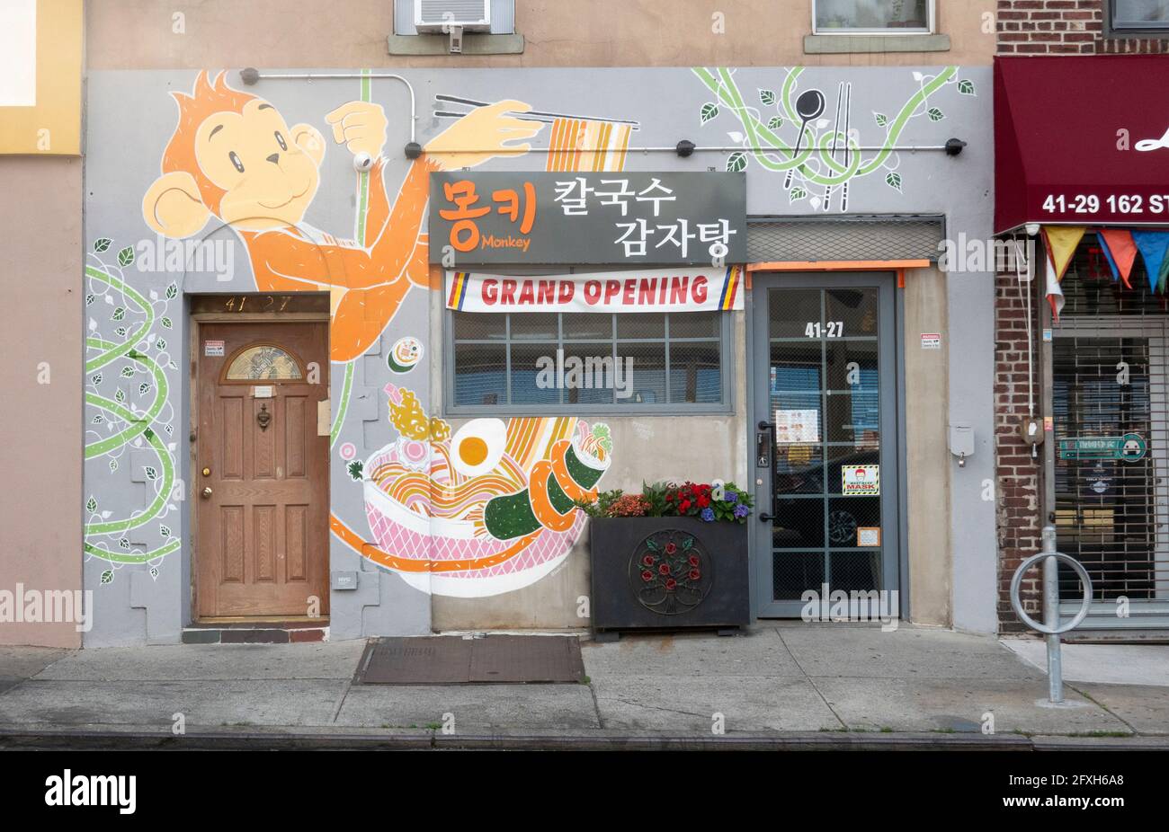 Das ungewöhnliche Äußere der Monkey Noodle Bar, einem neuen koreanischen Restaurant in der 162nd Street in Flushing, Queens, New York City. Stockfoto