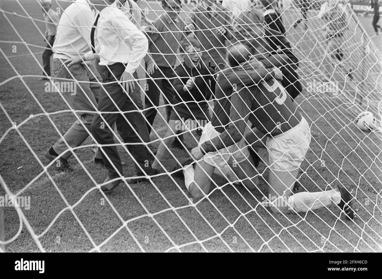 Volewijckers / AZ 67 1-2. Ouderland erzielte, 16. Juni 1968, Sport, Fußball, Niederlande, Presseagentur des 20. Jahrhunderts, Foto, Nachrichten zum erinnern, Dokumentarfilm, historische Fotografie 1945-1990, visuelle Geschichten, Menschliche Geschichte des zwanzigsten Jahrhunderts, Momente in der Zeit festzuhalten Stockfoto