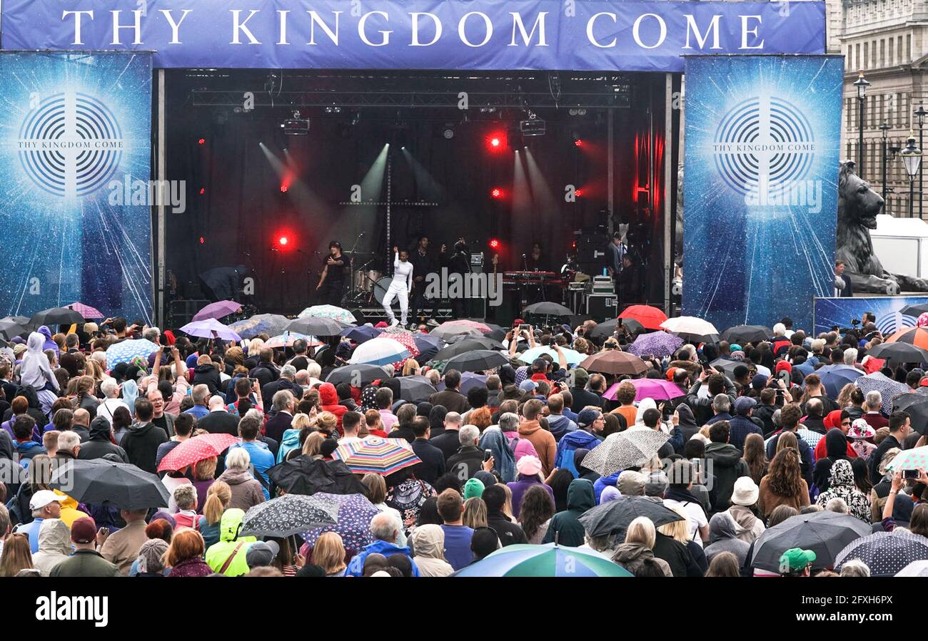 „Dein Königreich kommt“: Christen versammeln sich auf dem Trafalgar Square in London, um das Pfingstfest zu feiern, ein wichtiges Datum im christlichen Kalender. Stockfoto