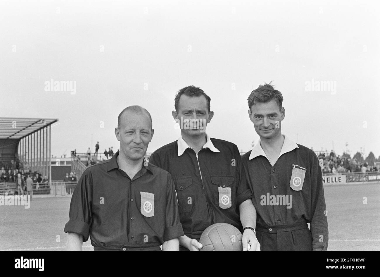 Volewijckers gegen RBC 1-4, Nummer 6A Schiedsrichter B.L. Hoppenbrouwer (m), Zahlen 7 und 8 Trainer De Bunser (Volenwijck), 14. August 1966, Schiedsrichter, Sport, Trainer, Fußball, Niederlande, Foto der Presseagentur des 20. Jahrhunderts, zu erinnerende Nachrichten, Dokumentarfilm, historische Fotografie 1945-1990, visuelle Geschichten, Menschliche Geschichte des zwanzigsten Jahrhunderts, Momente in der Zeit festzuhalten Stockfoto