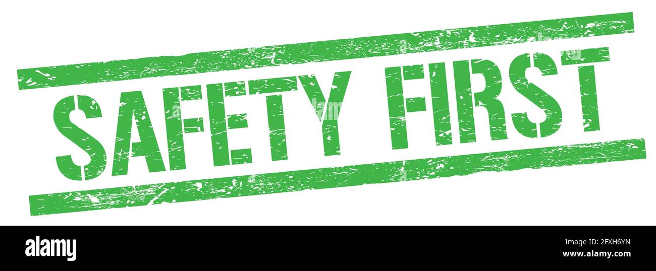 SICHERHEIT ERSTER Text auf grünem grungy Rechteck Stempelzeichen. Stockfoto