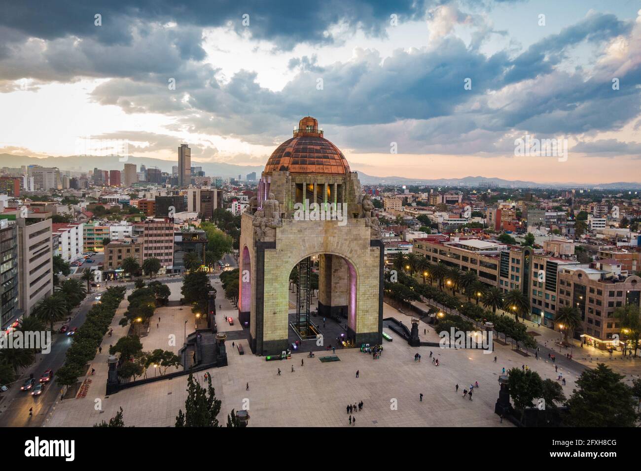 Luftaufnahme der Stadtlandschaft einschließlich architektonischem Wahrzeichen Monument to the Revolution am Republic Square in Mexico City, Mexiko. Stockfoto