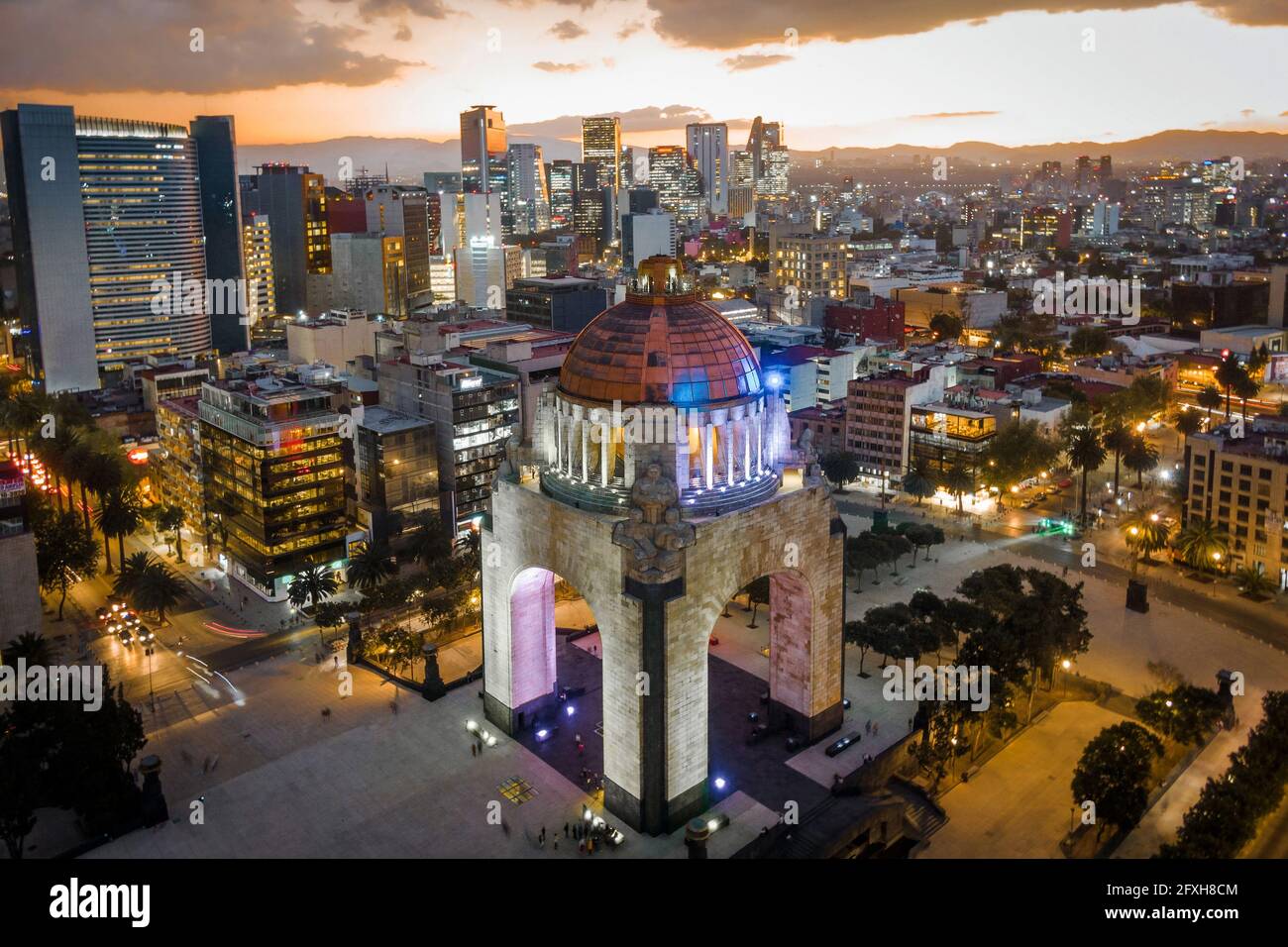 Luftaufnahme der Stadtlandschaft einschließlich architektonischem Wahrzeichen Monument to the Revolution am Republic Square in Mexico City, Mexiko. Stockfoto