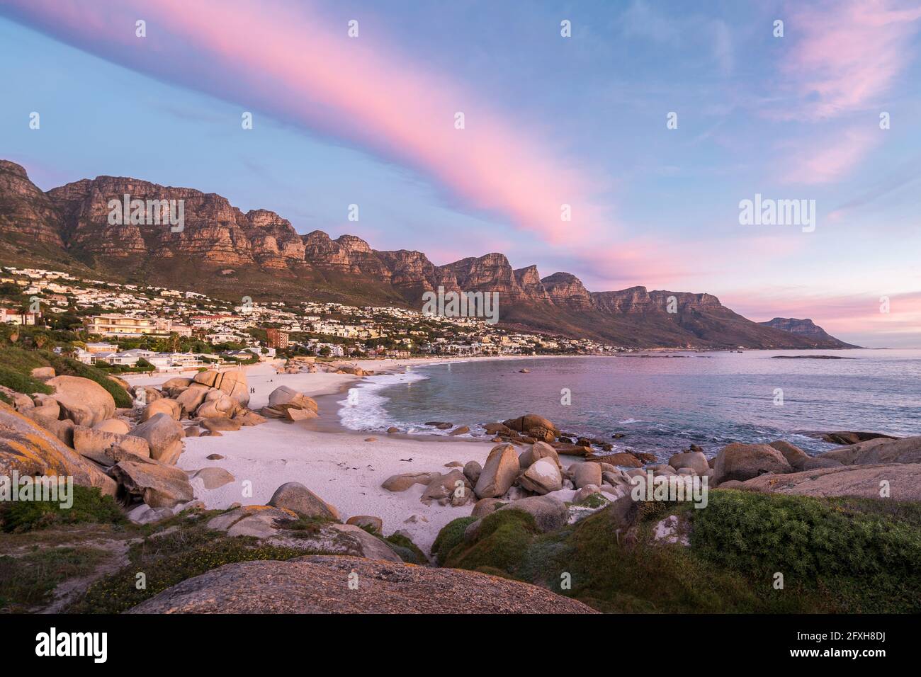Sonnenuntergang über Camps Bay Beach in Kapstadt, Westkap, Südafrika. Stockfoto