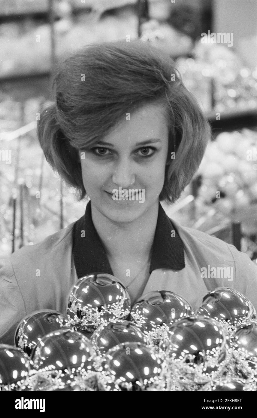 Vorbereitungen Weihnachtsfeier in den Kaufhäusern, 8. Dezember 1960, WEIHNACHTSFEST, Vorbereitungen, WARENHUIZES, Niederlande, Presseagentur des 20. Jahrhunderts, Foto, Nachrichten zum erinnern, Dokumentarfilm, historische Fotografie 1945-1990, visuelle Geschichten, Menschliche Geschichte des zwanzigsten Jahrhunderts, Momente in der Zeit festzuhalten Stockfoto