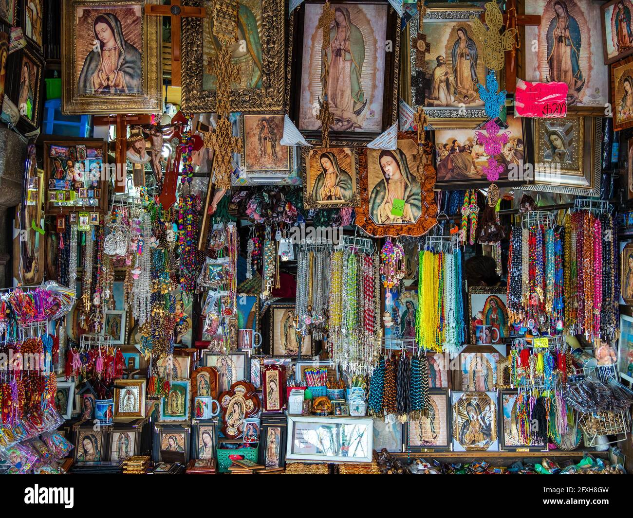 Souvenirladen, der religiöse Gegenstände vor der berühmten Basilika unserer Lieben Frau von Guadalupe in Mexiko-Stadt, Mexiko, verkauft. Stockfoto