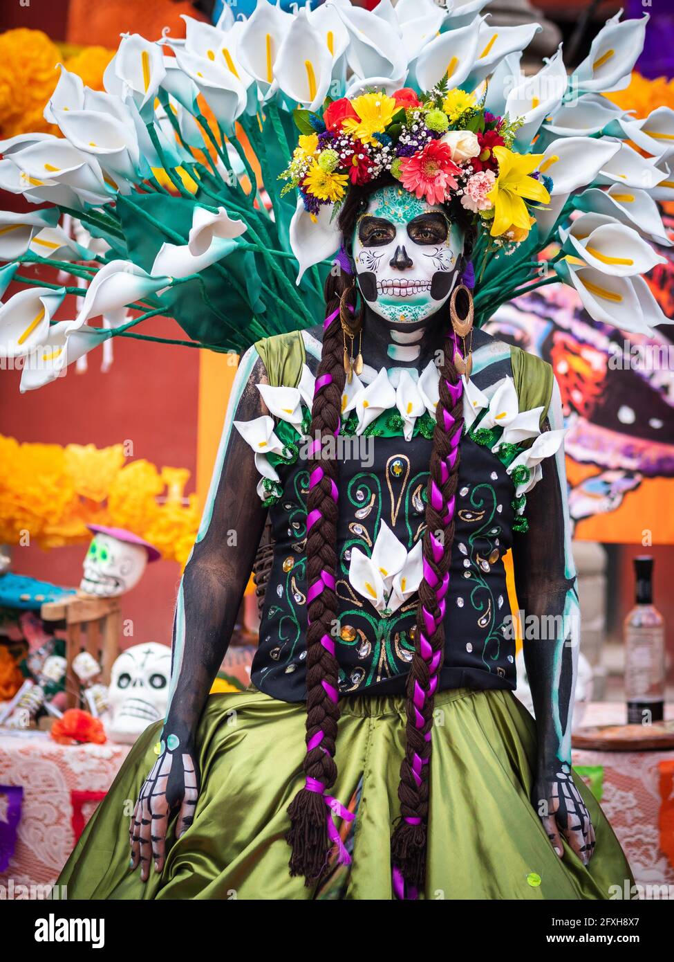 Porträt einer Frau, die wunderschöne Day of the Dead Kostüme und Totenschädel Make-up trägt, auf den Straßen von Guanajuato City, Mexiko. Stockfoto