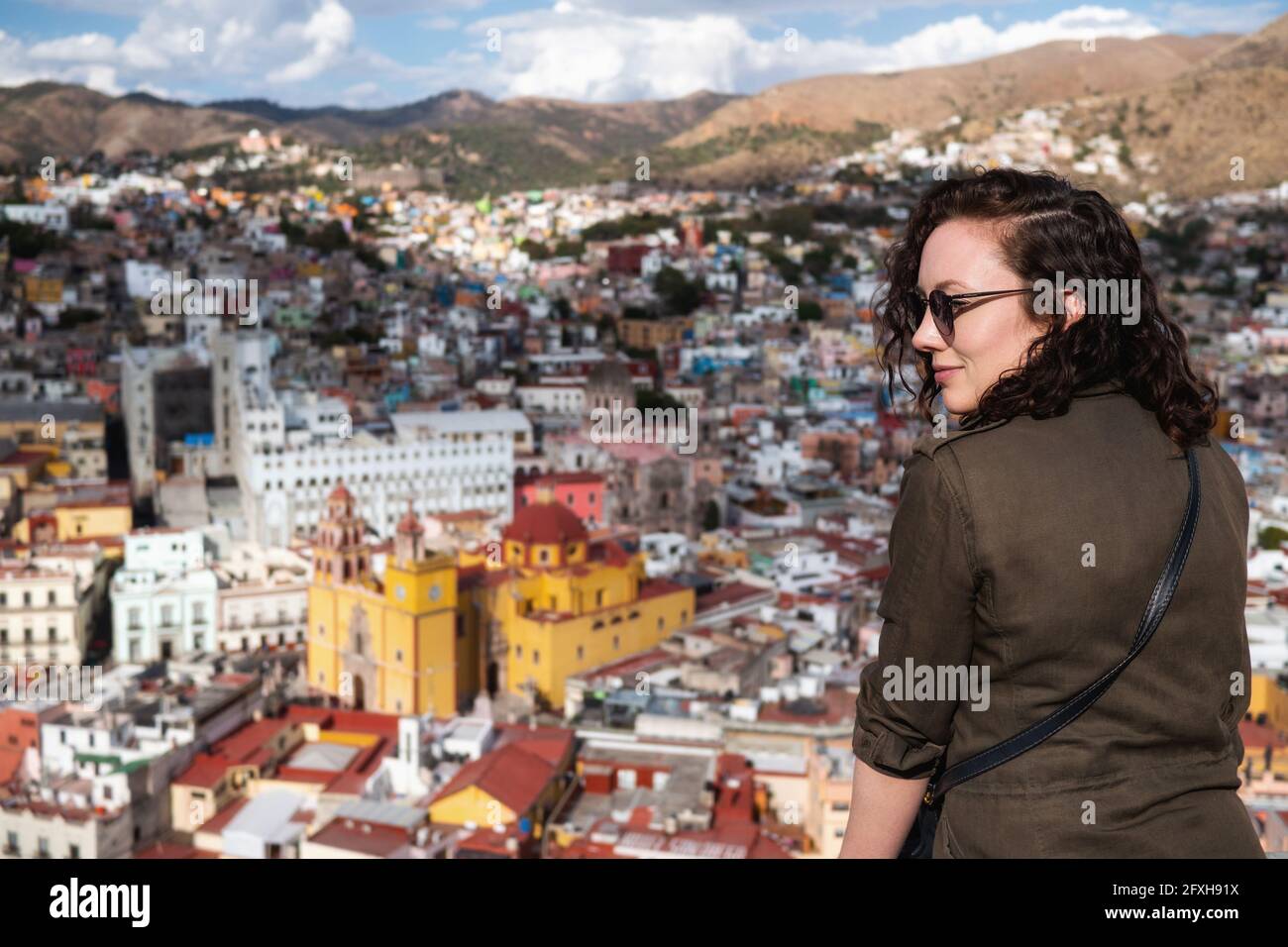 Touristenfrau, die in Guanajuato City, Mexiko, die Aussicht betrachtet. Stockfoto