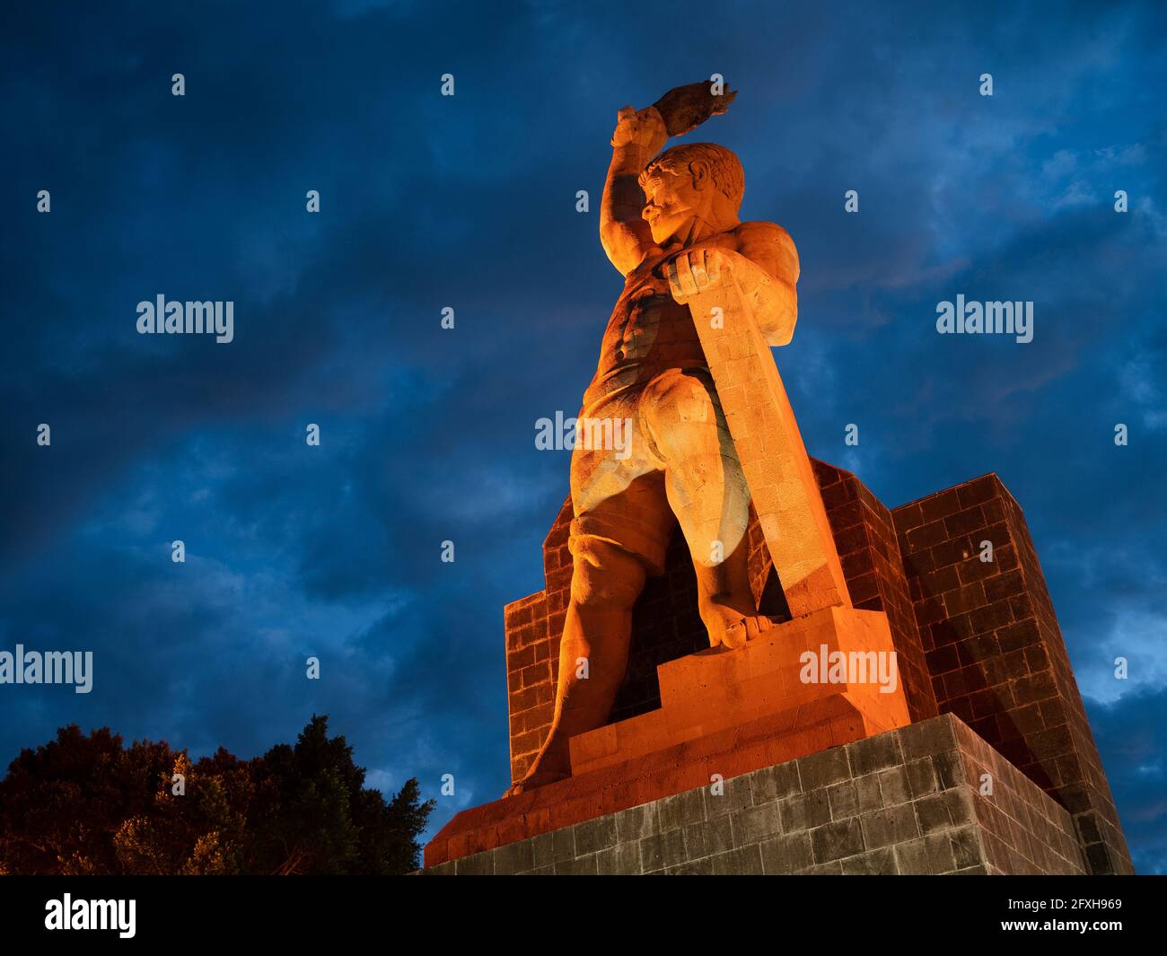 El Pipila Statue in der Nacht in Guanajuato, Mexiko. Pipila war ein lokaler Held, der eine wichtige Rolle dabei spielte, Guanajuato von der spanischen Herrschaft zu befreien. Stockfoto