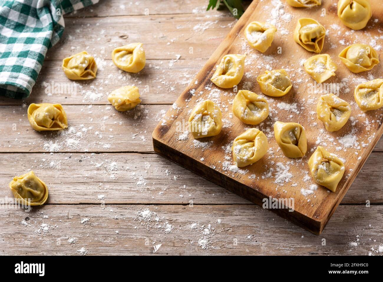 Ungekochte Pelmeni-Knödel auf rustikalem Holztisch. Typisch russisches Essen Stockfoto